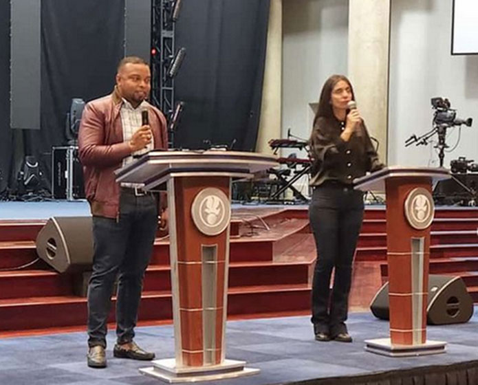 Apóstol Miguel Reyes ministrando en la iglesia El Rey Jesús en Miami.