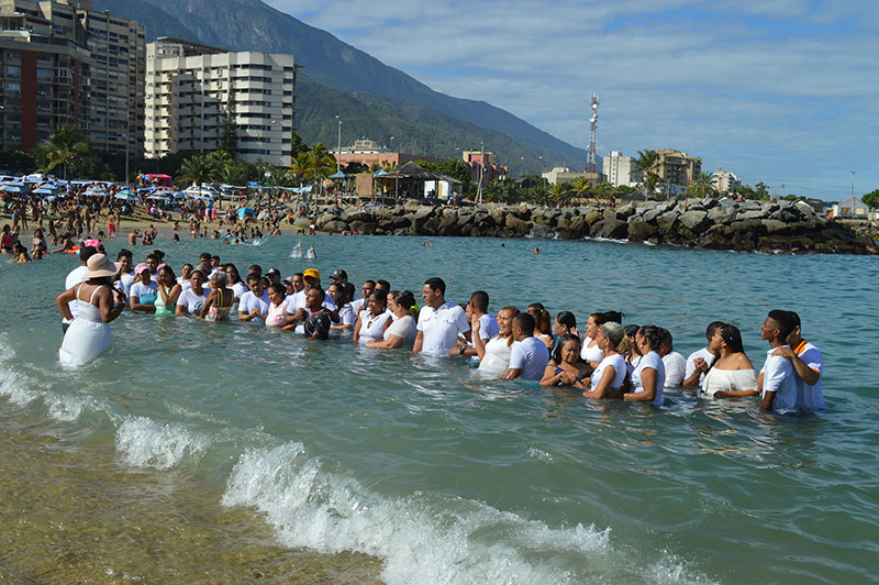 En Enero 2022 se bautizaron más de 400 personas.